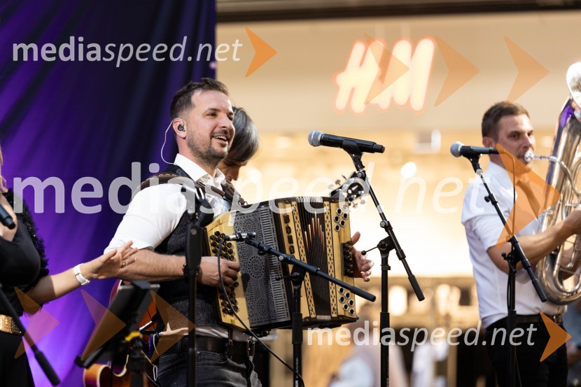 Slovo poletju s koncertom Ansambla Unikat v Citycentru Celje