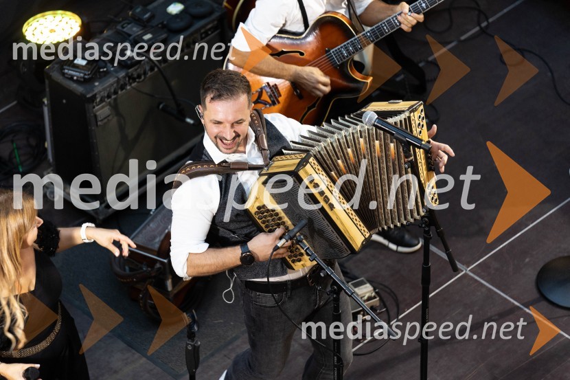 Slovo poletju s koncertom Ansambla Unikat v Citycentru Celje