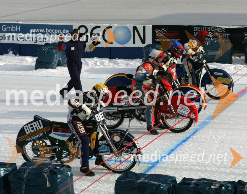 Tekmovalci na štartuSPEEDWAY NA LEDU, polfinale svetovnega prvenstva posameznikov, 2. dirka