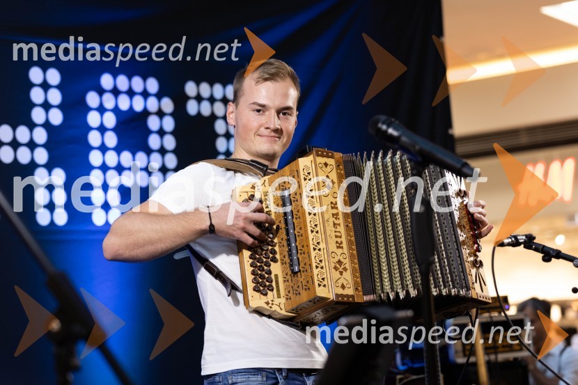  Anže Krevh, Guinessov rekorder v neprekinjenem igranju na harmonikoSlovo poletju s koncertom Ansambla Unikat v Citycentru Celje