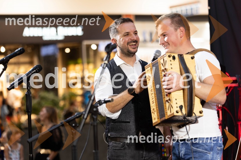  Davor Pušnik, voditelj jutranjega programa, Štajerski val;  Anže Krevh, Guinessov rekorder v neprekinjenem igranju na harmonikoSlovo poletju s koncertom Ansambla Unikat v Citycentru Celje