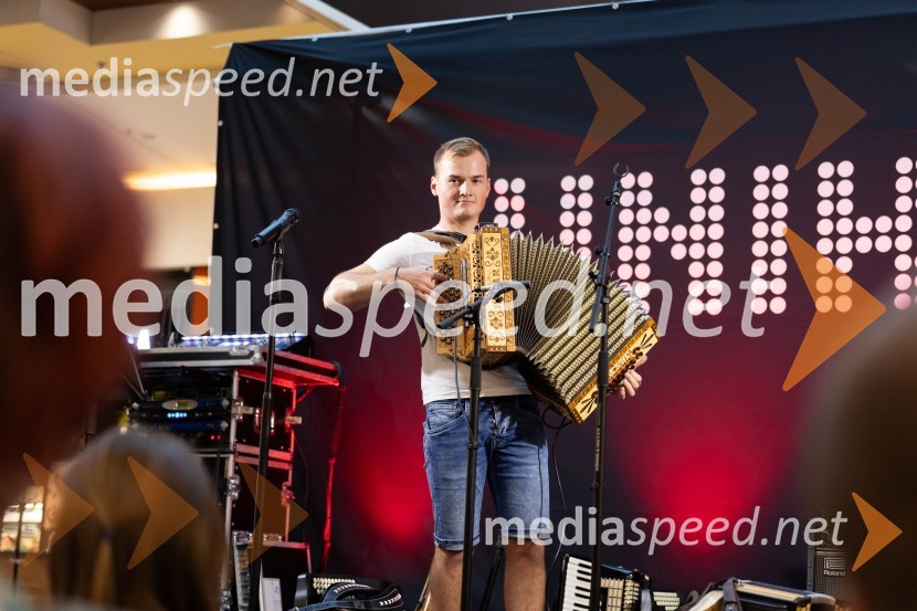  Anže Krevh, Guinessov rekorder v neprekinjenem igranju na harmonikoSlovo poletju s koncertom Ansambla Unikat v Citycentru Celje