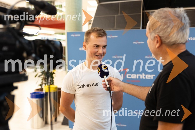  Anže Krevh, Guinessov rekorder v neprekinjenem igranju na harmonikoSlovo poletju s koncertom Ansambla Unikat v Citycentru Celje