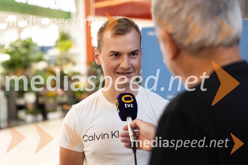  Anže Krevh, Guinessov rekorder v neprekinjenem igranju na harmonikoSlovo poletju s koncertom Ansambla Unikat v Citycentru Celje