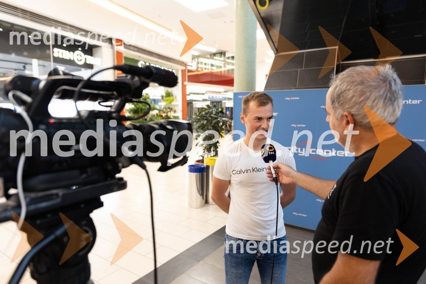  Anže Krevh, Guinessov rekorder v neprekinjenem igranju na harmonikoSlovo poletju s koncertom Ansambla Unikat v Citycentru Celje