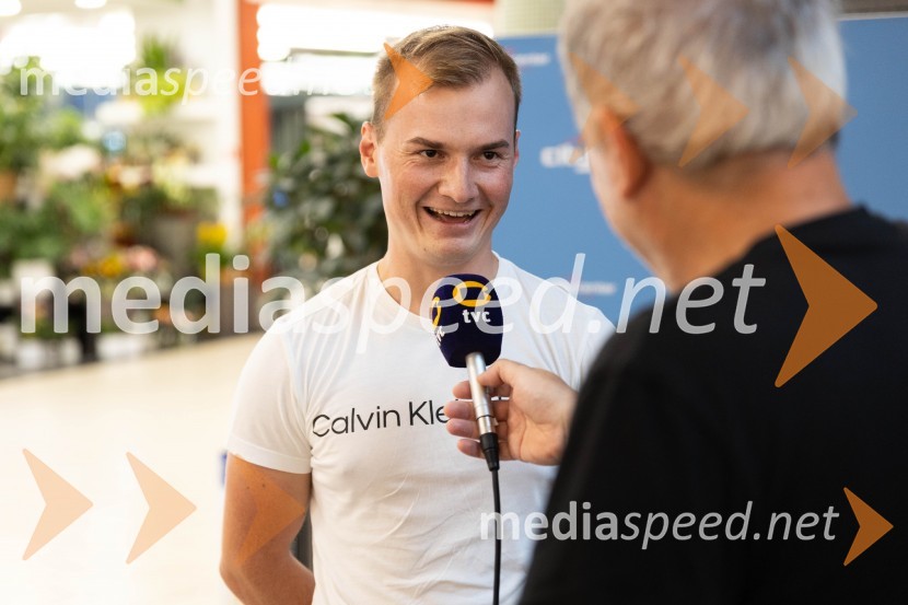  Anže Krevh, Guinessov rekorder v neprekinjenem igranju na harmonikoSlovo poletju s koncertom Ansambla Unikat v Citycentru Celje