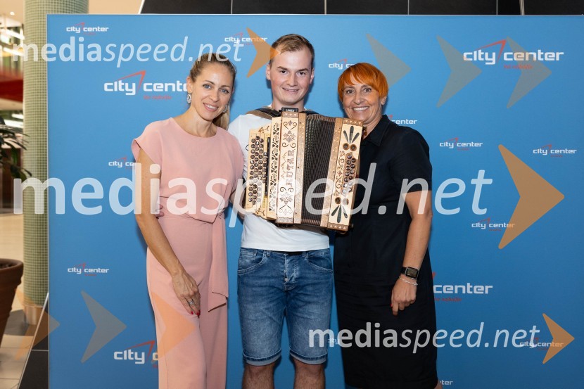  Snežana Delakorda, direktorica, Prima komunikacije;  Anže Krevh, Guinessov rekorder v neprekinjenem igranju na harmoniko;  Nena Horvat, vodja marketinga Citycenter CeljeSlovo poletju s koncertom Ansambla Unikat v Citycentru Celje