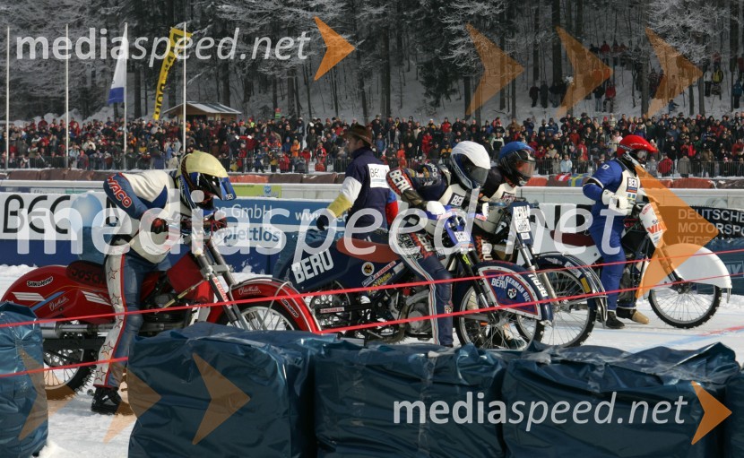 Tekmovalci na štartuSPEEDWAY NA LEDU, polfinale svetovnega prvenstva posameznikov, 2. dirka