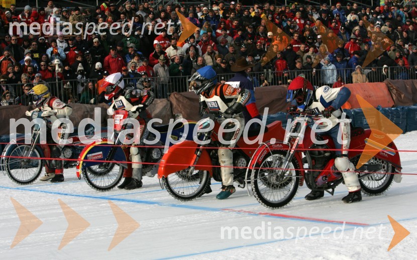 Tekmovalci na štartuSPEEDWAY NA LEDU, polfinale svetovnega prvenstva posameznikov, 2. dirka