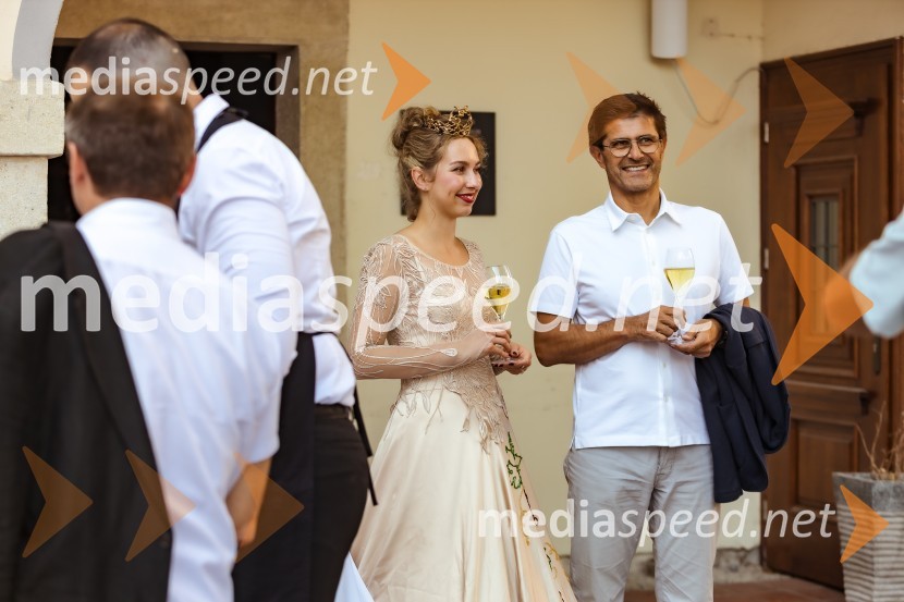  Maja Pečarič, 26. Vinska kraljica Slovenije 2023;  Matjaž Rakovec, župan Mestne občine KranjKranjska dolga miza 2023