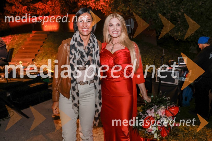  Zala Andrina Razinger, Riko Ribnica, asistentka v PR;  Helena Blagne, pevkaKranjska dolga miza 2023