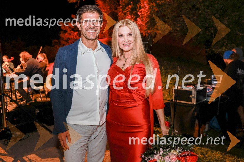  Matjaž Rakovec, župan Mestne občine Kranj;  Helena Blagne, pevkaKranjska dolga miza 2023