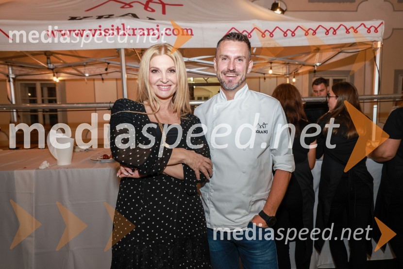  Helena Blagne, pevka;  Igor Jagodic, kuharski mojster, restavracija StrelecKranjska dolga miza 2023