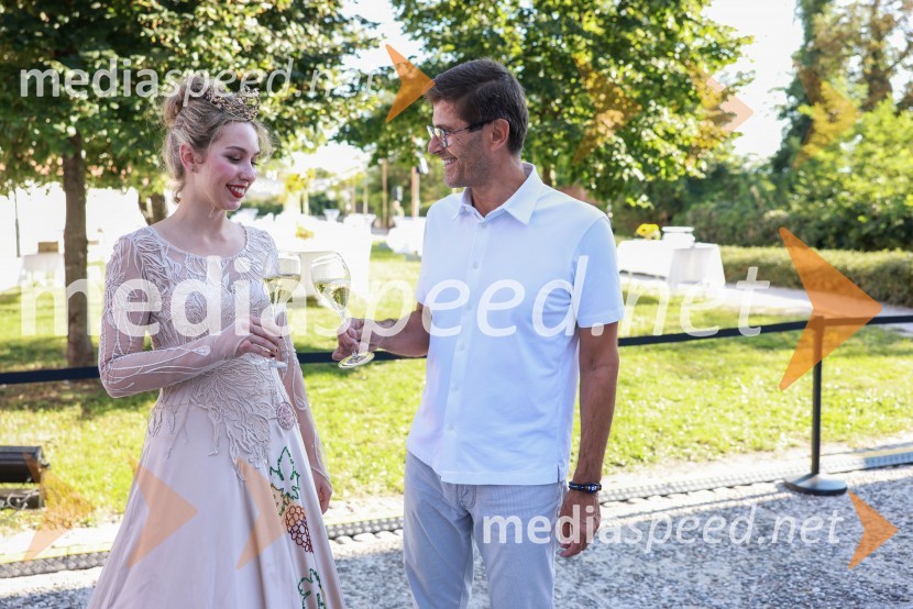  Maja Pečarič, 26. Vinska kraljica Slovenije 2023;  Matjaž Rakovec, župan Mestne občine KranjKranjska dolga miza 2023