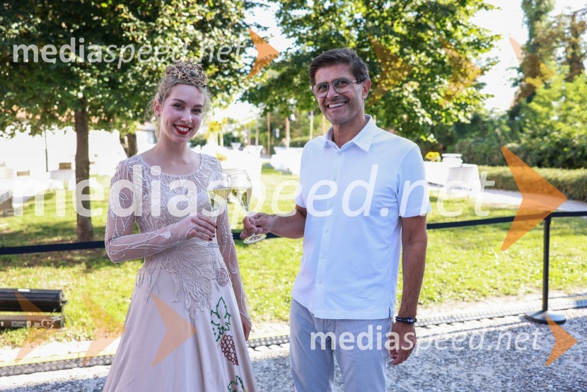  Matjaž Rakovec, župan Mestne občine Kranj;  Maja Pečarič, 26. Vinska kraljica Slovenije 2023Kranjska dolga miza 2023