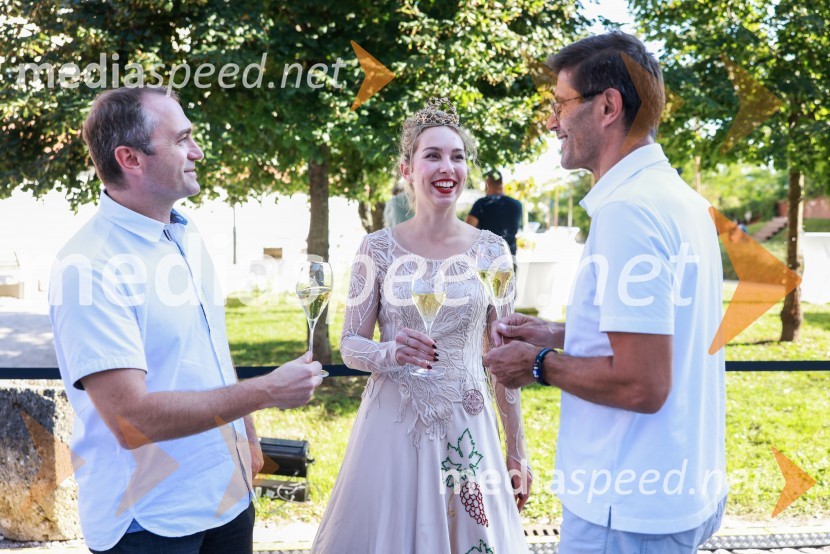  Klemen Malovrh, direktor, Zavod za turizem Kranj;  Maja Pečarič, 26. Vinska kraljica Slovenije 2023;  Matjaž Rakovec, župan Mestne občine KranjKranjska dolga miza 2023