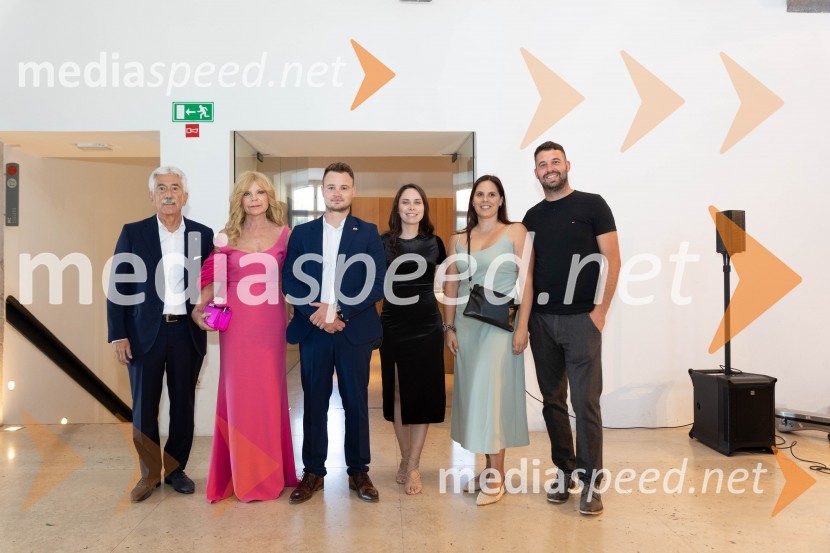  Rajko Kotnik, poslovni direktor Cankarjevega doma, dosedanji predsednik Lions kluba Ljubljana Rožnik;  Darja Kuhar Kotnik, soustanoviteljica in podpredsednica Društva za zdravje naroda;  Andrej Omerzel, univ. dipl. prav.;  Miša  Omerzel;  Maja Čuk;  Grega AdamičKatalonski nacionalni dan La Diada združen z dobrodelno prireditvijo »OBJEM«