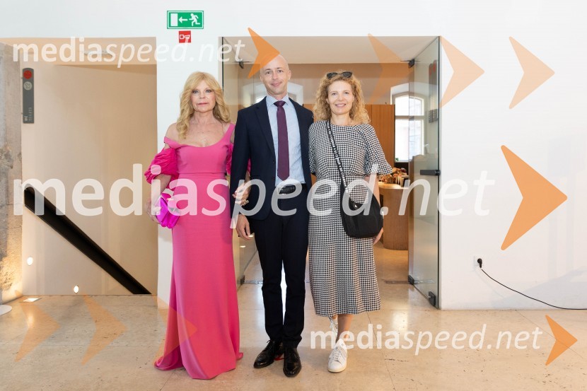  Darja Kuhar Kotnik, soustanoviteljica in podpredsednica Društva za zdravje naroda; dr. Tomaž Simetinger; mag. Tadeja Kuhar, predstavnica Državne revizijske komisije za odnose z javnostmiKatalonski nacionalni dan La Diada združen z dobrodelno prireditvijo »OBJEM«