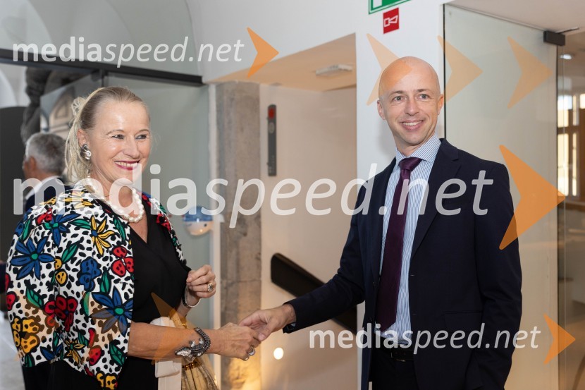  Katjuša Rojac, galeristka; dr. Tomaž SimetingerKatalonski nacionalni dan La Diada združen z dobrodelno prireditvijo »OBJEM«