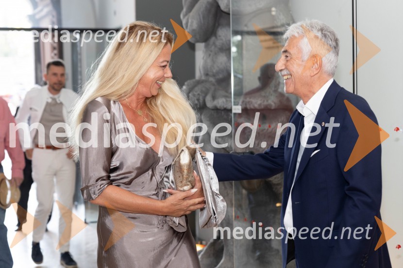  Maša Podkonjak Korošec, odvetnica;  Rajko Kotnik, poslovni direktor Cankarjevega doma, dosedanji predsednik Lions kluba Ljubljana RožnikKatalonski nacionalni dan La Diada združen z dobrodelno prireditvijo »OBJEM«