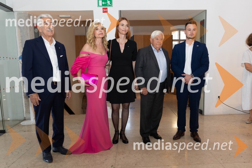  Rajko Kotnik, poslovni direktor Cankarjevega doma;  Darja Kuhar Kotnik, soustanoviteljica in podpredsednica Društva za zdravje naroda;  Krystyna Schreiber, predstavnica Vlade Katalonije za države srednje Evrope;  Milan Kučan, nekdanji predsednik Republike Slovenije;  Andrej Omerzel, univ. dipl. prav.Katalonski nacionalni dan La Diada združen z dobrodelno prireditvijo »OBJEM«