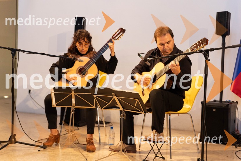  Kitarista -  Duet Ribera SabatKatalonski nacionalni dan La Diada združen z dobrodelno prireditvijo »OBJEM«