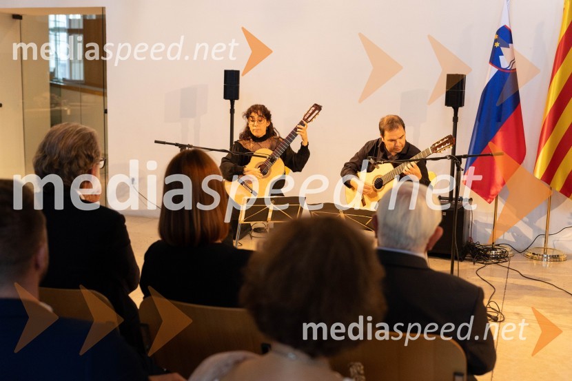  Kitarista -  Duet Ribera SabatKatalonski nacionalni dan La Diada združen z dobrodelno prireditvijo »OBJEM«