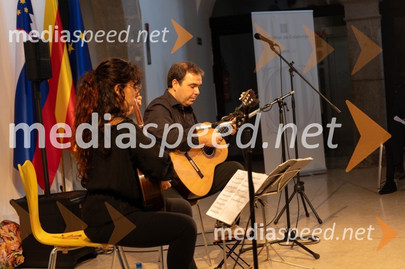  Kitarista -  Duet Ribera SabatKatalonski nacionalni dan La Diada združen z dobrodelno prireditvijo »OBJEM«