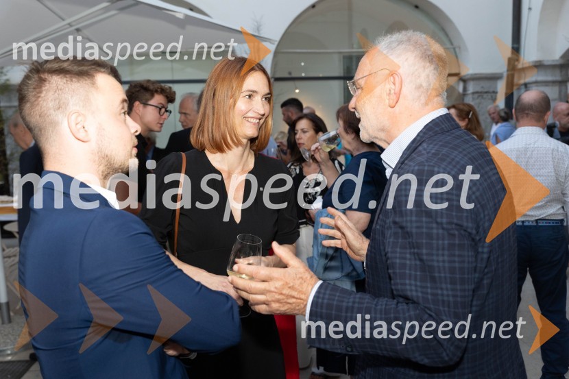  Andrej Omerzel, univ. dipl. prav.;  Krystyna Schreiber, predstavnica Vlade Katalonije za države srednje Evrope;  Ivo Vajgl, nekdanji minister za zunanje zadeve Katalonski nacionalni dan La Diada združen z dobrodelno prireditvijo »OBJEM«