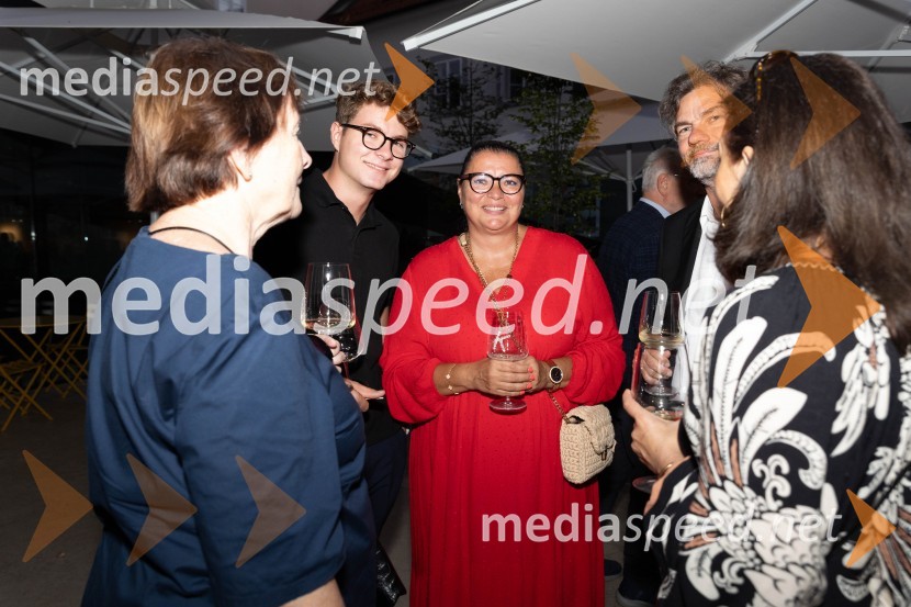  Lučka Sebert;  Arne  Jarc;  Katja Drnovšek Jarc, državna pravobranilka;  Gregor Godeša, višji državni odvetnik;  Alenka  Loncnar, sodnicaKatalonski nacionalni dan La Diada združen z dobrodelno prireditvijo »OBJEM«