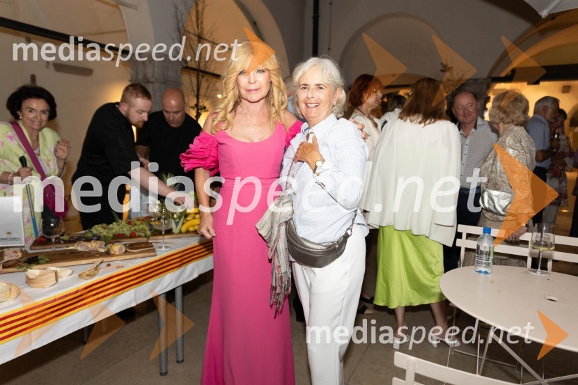  Darja Kuhar Kotnik, soustanoviteljica in podpredsednica Društva za zdravje naroda;  Maja Tratnik, nekdanja vrhovna sodnicaKatalonski nacionalni dan La Diada združen z dobrodelno prireditvijo »OBJEM«