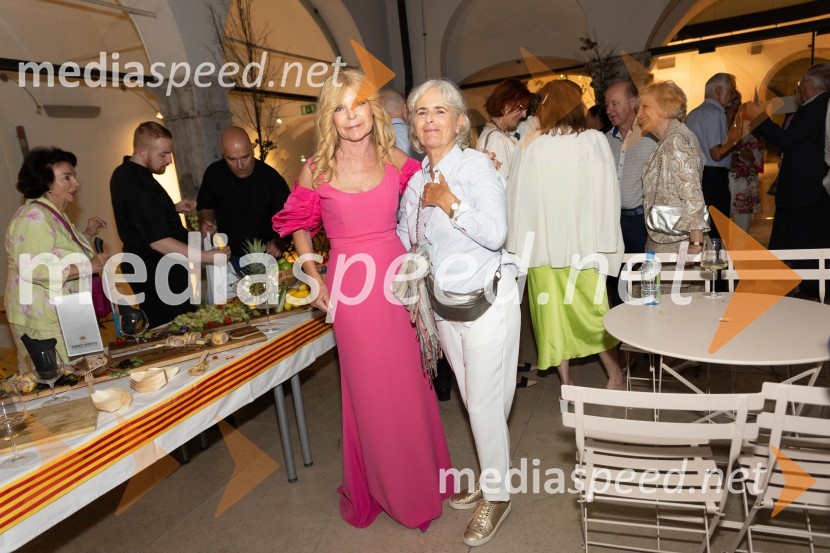  Darja Kuhar Kotnik, soustanoviteljica in podpredsednica Društva za zdravje naroda;  Maja Tratnik, nekdanja vrhovna sodnicaKatalonski nacionalni dan La Diada združen z dobrodelno prireditvijo »OBJEM«