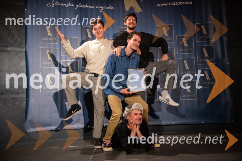  Anže Lajevec, pianist, skupina Kokosy;  Martin Drobnič, skupina Kokosy;  Izidor Valič, bobnar, skupina Kokosy;  Boris Kokalj, pevec, skupina KokosyFrišno/Fresh  2023: Katera bo Naj nova slovenska skladba zadnjega leta?