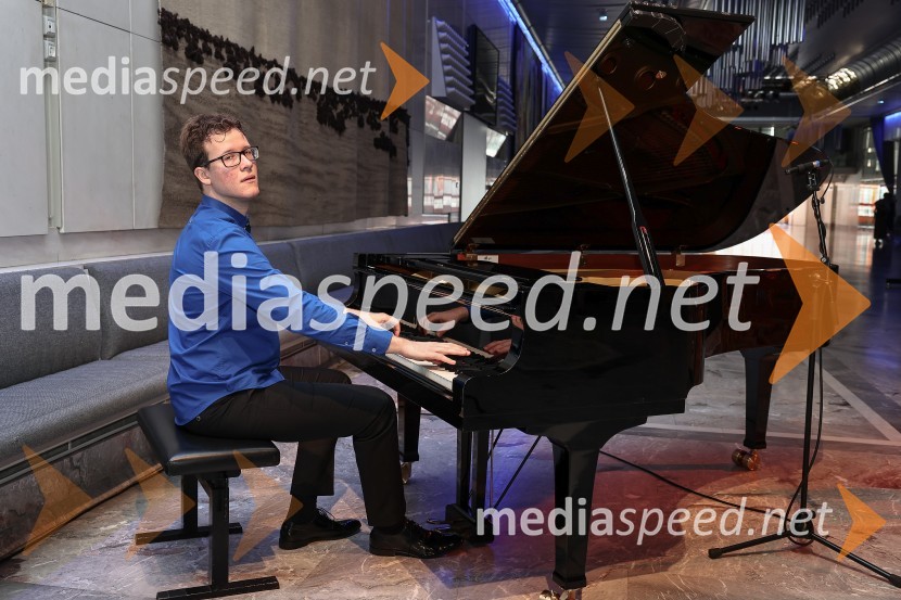 Urban Stanič, pianistCankarjev dom predstavil repertoar sezone 2023/24