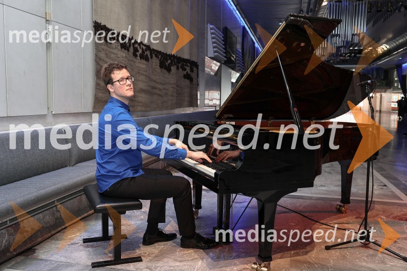  Urban Stanič, pianistCankarjev dom predstavil repertoar sezone 2023/24