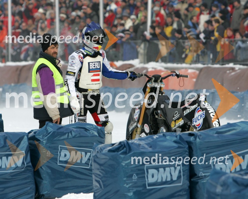 Varnostnik in Franz Zorn (Avstrija)SPEEDWAY NA LEDU, polfinale svetovnega prvenstva posameznikov, 2. dirka