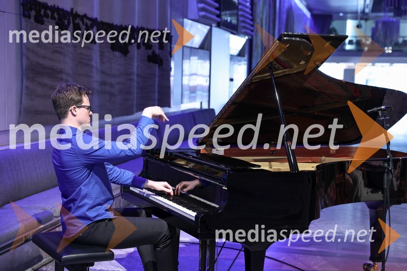  Urban Stanič, pianistCankarjev dom predstavil repertoar sezone 2023/24
