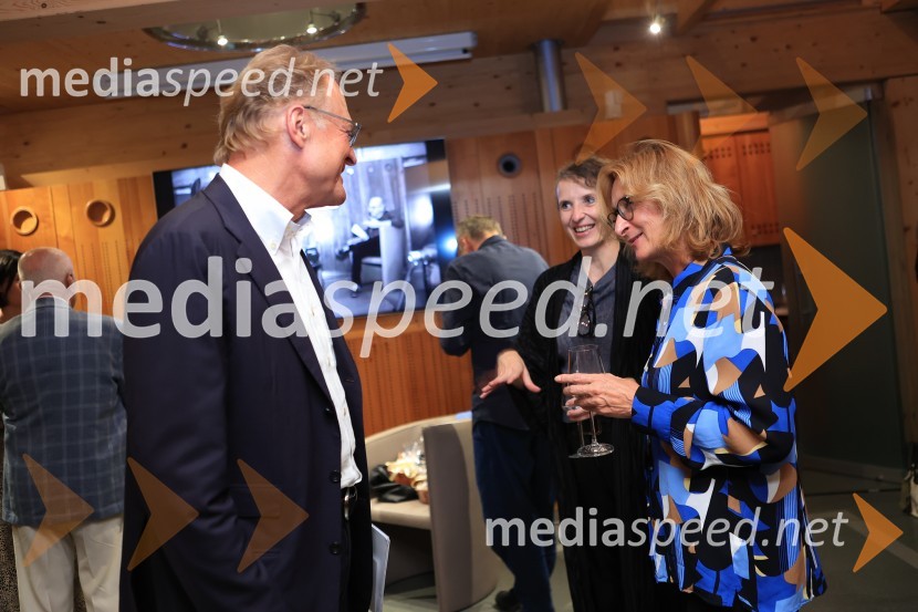 Dr. Alenka Zupančič gostja v skednju Škrabčeve domačije