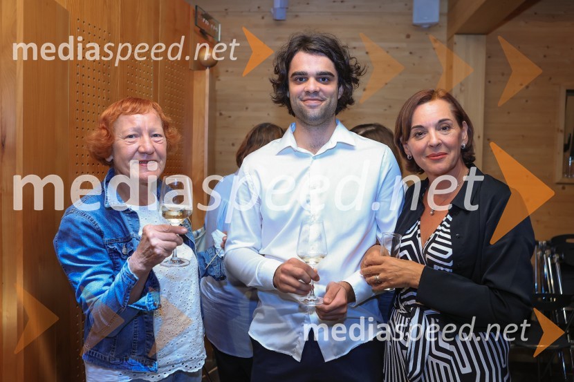 Dr. Alenka Zupančič gostja v skednju Škrabčeve domačije