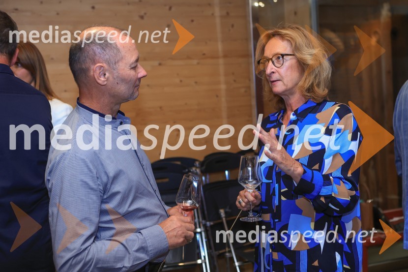 Dr. Alenka Zupančič gostja v skednju Škrabčeve domačije