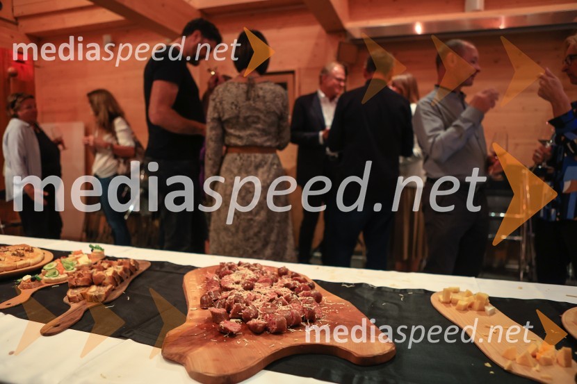 Dr. Alenka Zupančič gostja v skednju Škrabčeve domačije