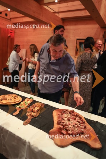 Dr. Alenka Zupančič gostja v skednju Škrabčeve domačije