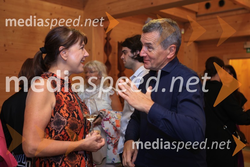 Dr. Alenka Zupančič gostja v skednju Škrabčeve domačije