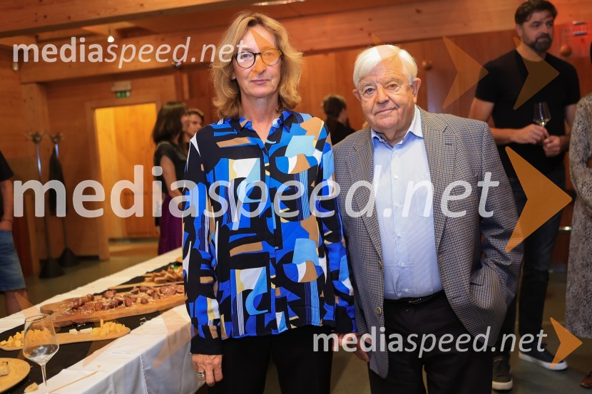 Dr. Alenka Zupančič gostja v skednju Škrabčeve domačije