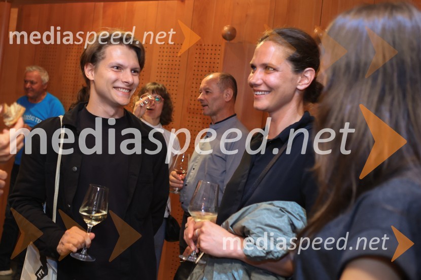 Dr. Alenka Zupančič gostja v skednju Škrabčeve domačije