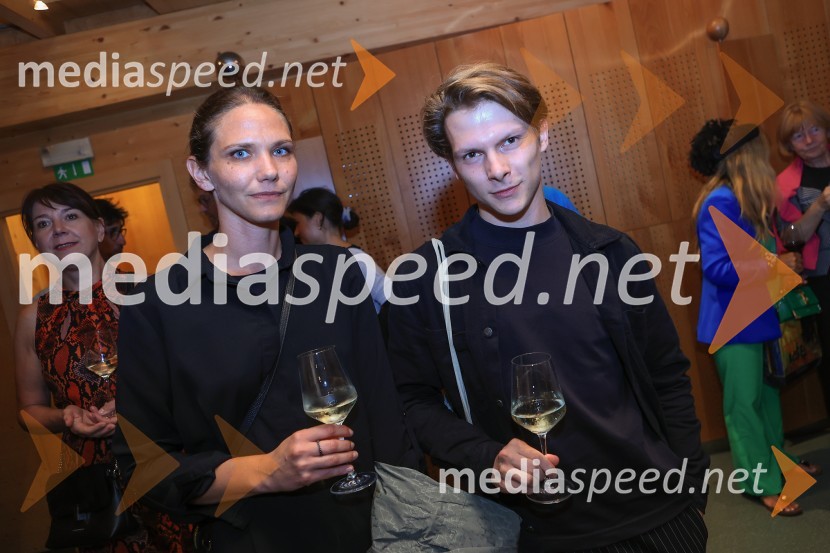 Dr. Alenka Zupančič gostja v skednju Škrabčeve domačije