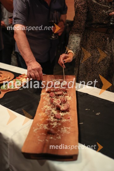 Dr. Alenka Zupančič gostja v skednju Škrabčeve domačije