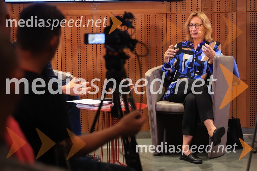 Dr. Alenka Zupančič gostja v skednju Škrabčeve domačije