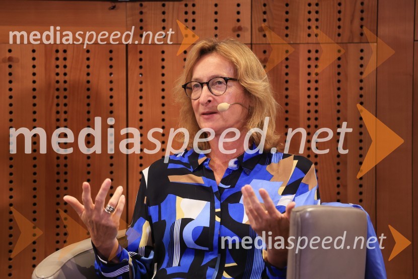 Dr. Alenka Zupančič gostja v skednju Škrabčeve domačije