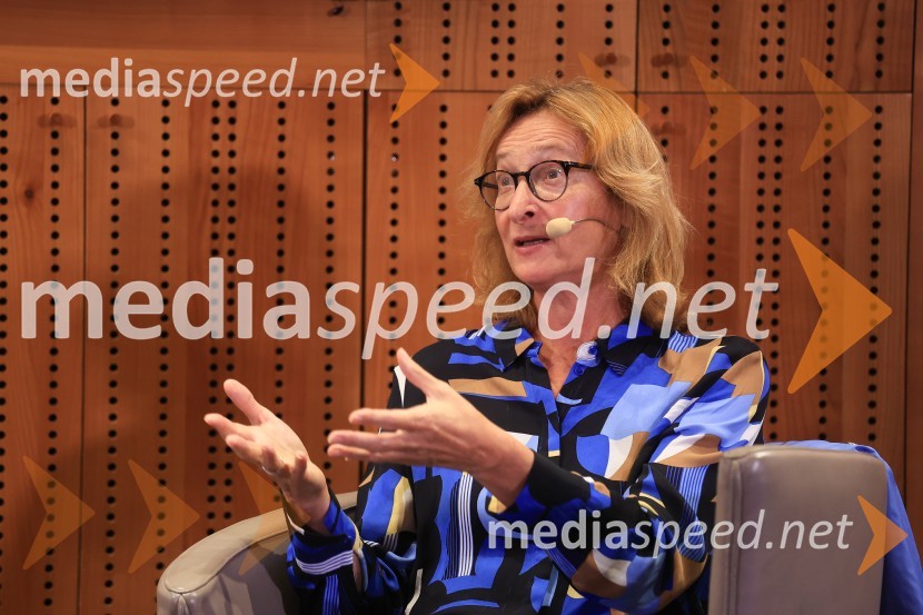 Dr. Alenka Zupančič gostja v skednju Škrabčeve domačije